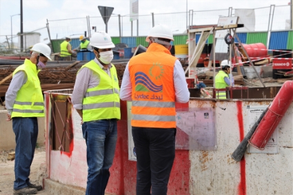 Des techniciens de la Lydec, opérateur privé d'eau et d'électricité à Casablanca, supervisant le chantier d'un nouveau collecteur de la ville en mai 2020.