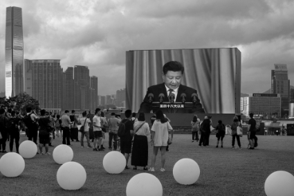 Un écran géant diffuse un message du président chinois Xi Jinping à Hong Kong lors de la célébration, le 1er juillet 2021, du 24e anniversaire de la rétrocession à la Chine continentale.