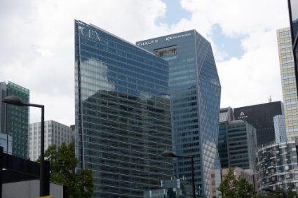 La tour CBX, dans le quartier de La Défense, héberge les locaux de BearingPoint.