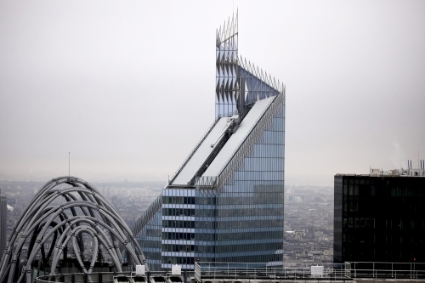 La tour First, dans le quartier d'affaires de La Défense, héberge le siège social d'EY.
