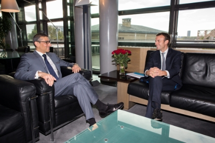 Rencontre à Bercy en 2015 entre Emmanuel Macron, alors ministre de l'économie, et Rajeev Suri, PDG de Nokia.