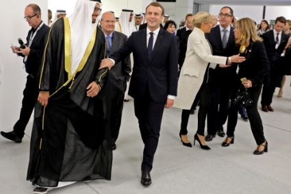 Le président du département de la culture et du tourisme d'Abou Dhabi, Mohamed al-Mubarak, et le président français Emmanuel Macron lors de l'inauguration du Louvre Abou Dhabi, en 2017.