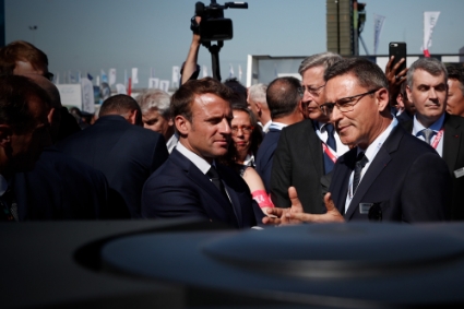 Emmanuel Macron et le PDG de MBDA, Eric Béranger, au Paris Air Show du Bourget, en 2019.