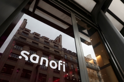 Le logo de Sanofi, devant le siège du groupe pharmaceutique à Paris.