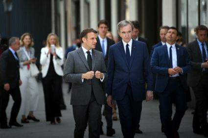 Emmanuel Macron et Bernard Arnault le 21 juin 2021, à Paris, lors de la réouverture de La Samaritaine.