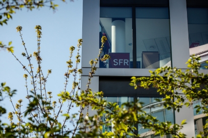La façade du siège de l'opérateur télécom SFR à Paris, en avril 2021.