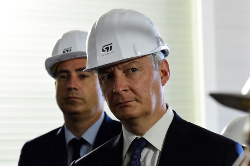 Le ministre français de l'économie Bruno Le Maire, chez STMicroelectronics en Isère en juillet 2022. 