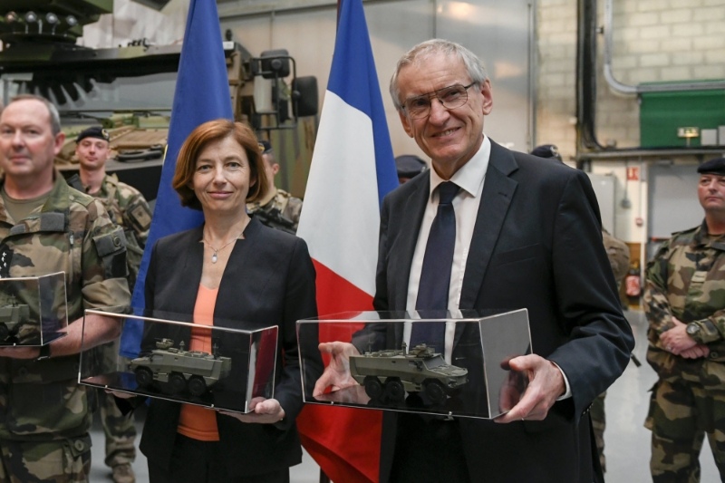 Florence Parly et Joël Barre, lors de la livraison des premiers blindés VBMR Griffon en juin 2019.