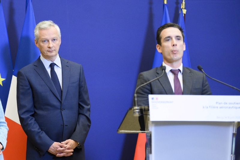 Bruno Le Maire et Jean-Baptiste Djebbari lors de la présentation du plan de soutien à la filière aéronautique, le 9 juin 2020.