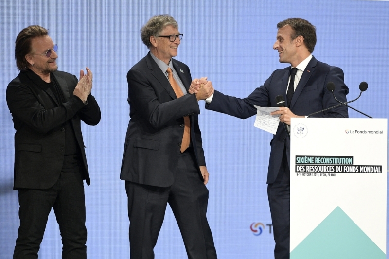 Le président français Emmanuel Macron, en compagnie de Bono et de Bill Gates, annonce le montant récolté lors de la 6e conférence de reconstitution des ressources du Fonds mondial de lutte contre le sida, la tuberculose et le paludisme à Lyon le 10 octobre 2019.