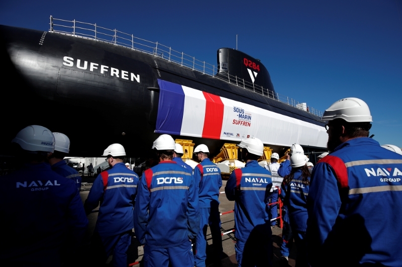 Les ouvriers du chantier naval de Cherbourg lors du départ du sous-marin nucléaire d'attaque Suffren, en juillet 2019.