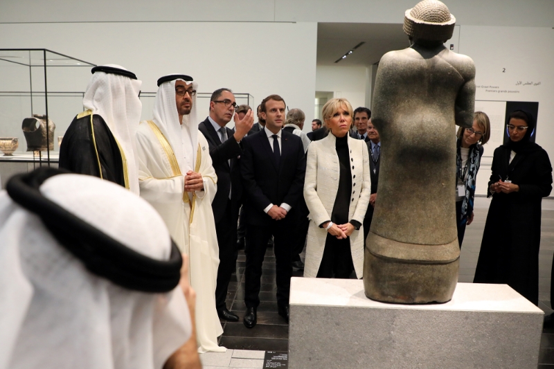 Le prince héritier d'Abou Dhabi Mohammed bin Zayed al-Nahyan, le président-directeur du musée du Louvre, Jean-Luc Martinez, le président français Emmanuel Macron et son épouse Brigitte Macron au musée du Louvre Abou Dhabi à Abou Dhabi le 8 novembre 2017.