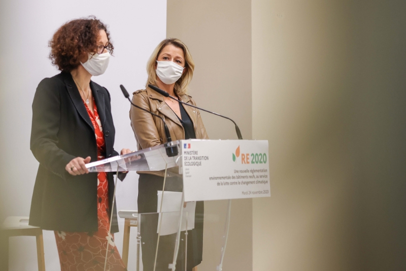 La ministre de la transition écologique Barbara Pompili (à droite) et la ministre déléguée au logement Emmanuelle Wargon lors d'une conférence de presse sur la RE2020 le 24 novembre 2020.