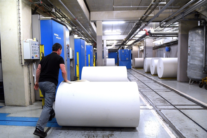 Des bobines de papier dans une imprimerie de presse.