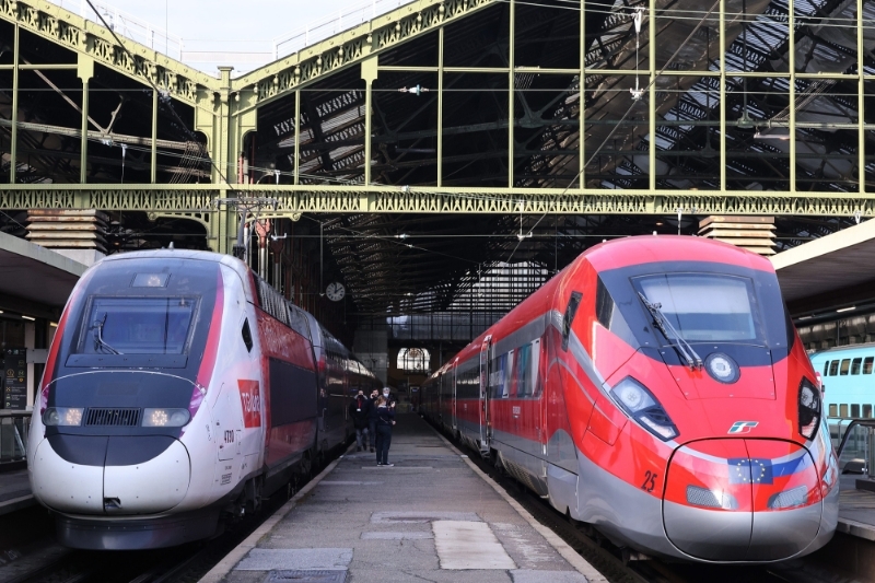 La rame à grande vitesse de Trenitalia, concurrent de la SNCF sur la ligne TGV Paris-Lyon, à Gare de Lyon, Paris.