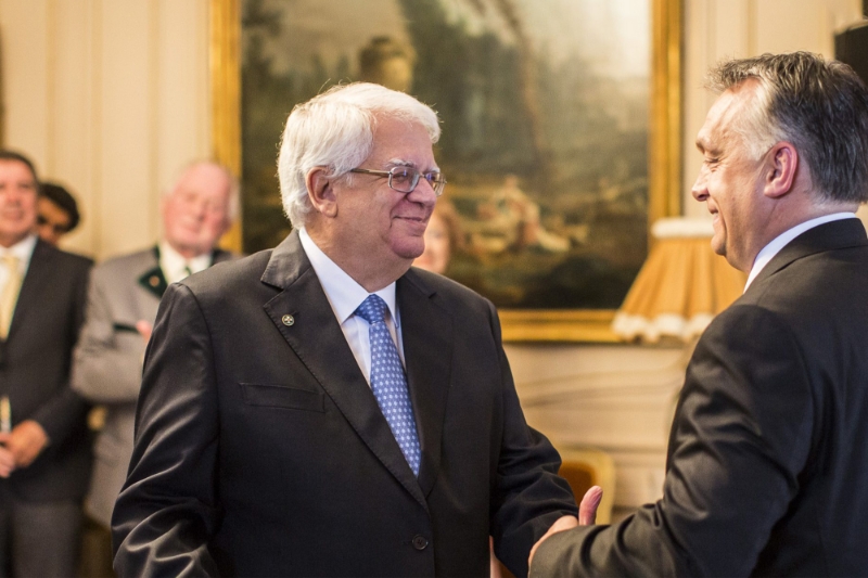 En avril 2016, Mario David (à gauche) a reçu l'Ordre du mérite de la République hongroise des mains de Viktor Orban. Son fils, Pedro Vargas David, a mis la main sur Euronews fin 2021.
