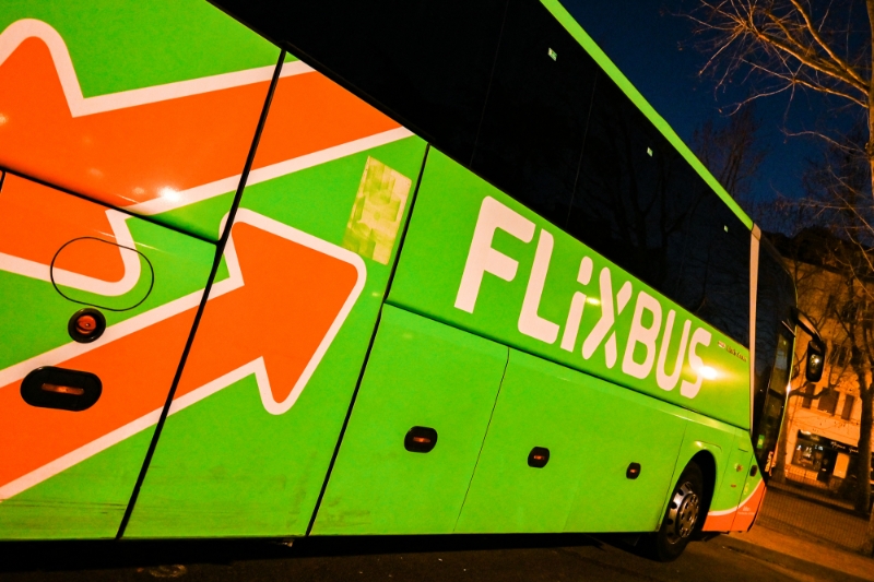 Un bus Flixbus dans les rues de Clermont-Ferrand.