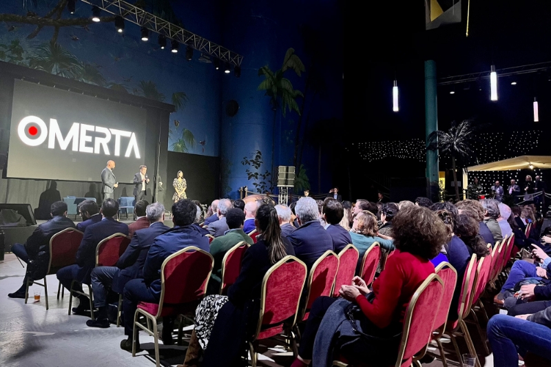 La soirée de lancement d'Omerta, le 16 novembre. Sur scène, de gauche à droite : Charles d'Anjou, actionnaire d'Omerta ; Régis Le Sommier, directeur de la rédaction et Aïcha Hmissi, cheffe du pôle enquête.