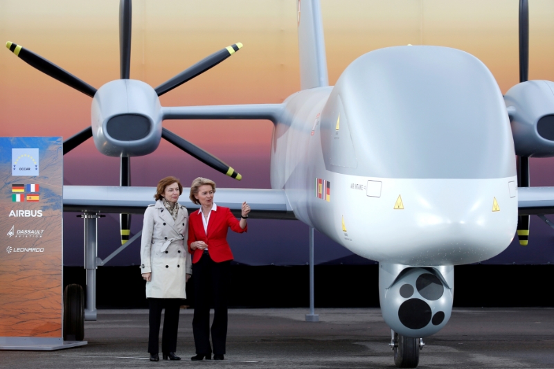La ministre des armées Florence Parly (ici avec la ministre allemande de la défense) doit dénouer plusieurs dossiers complexes en Belgique, notamment un contrat mettant en oeuvre des drones.