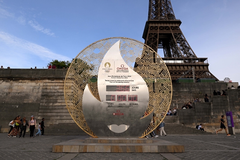 Une horloge affichant le compte à rebours avant l'ouverture des Jeux olympiques de Paris 2024.