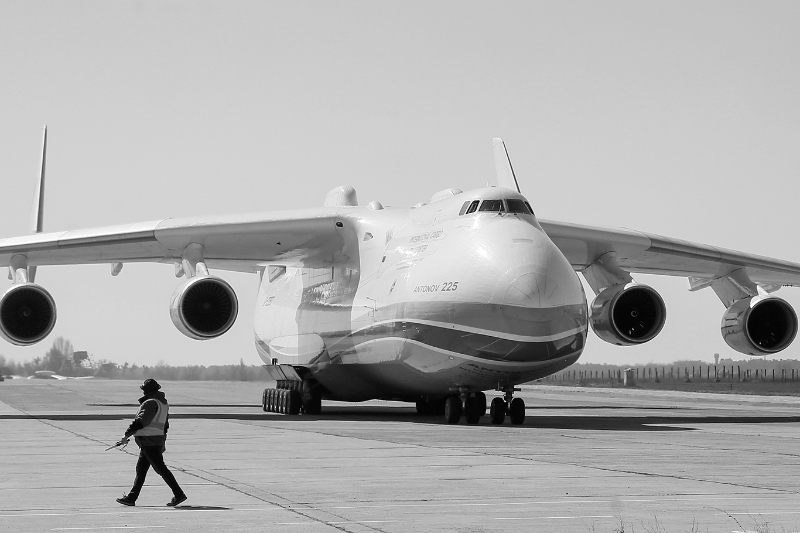 L'Antonov An-225, sur l'aéroport d'Hostomel, au nord-ouest de Kiev, en avril 2020.