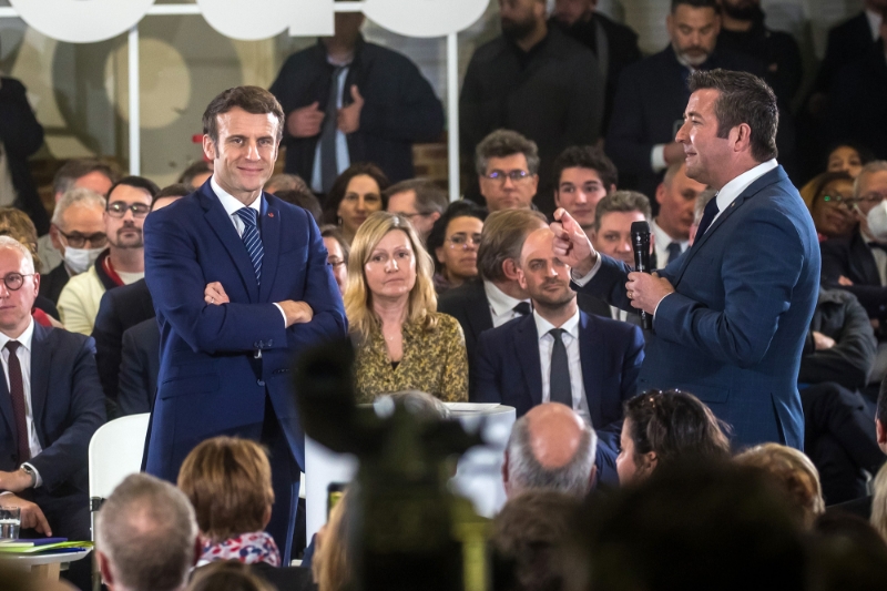 Emmanuel Macron et le maire de Poissy Karl Olive (à droite), lors du premier meeting du candidat LREM le 7 mars 2022.