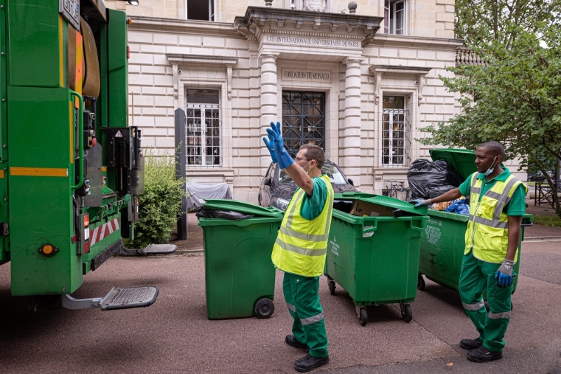 Des éboueurs collectant les ordures à Paris le 21 juin 2021.
