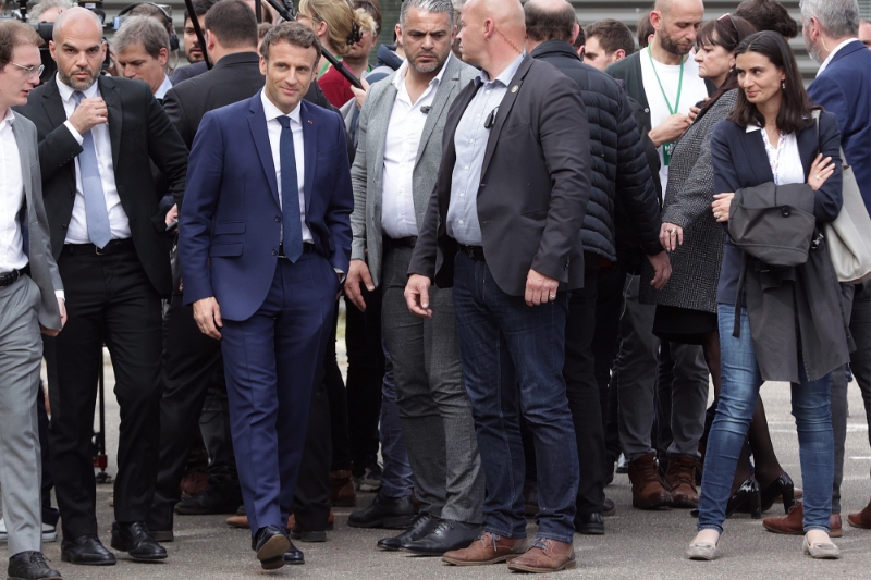 Emmanuel Macron et Domitille Fafin (à droite) lors d'un déplacement du candidat LREM à Mulhouse, le 12 avril 2022.
