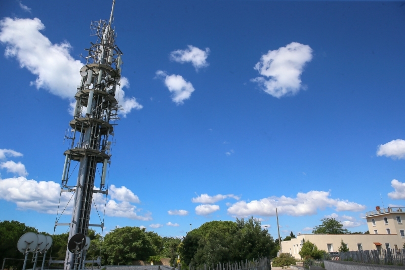 L'émetteur du mont Saint-Clair, près de Sète (Hérault), un pylône de 42 mètres de haut qui appartient à TDF.