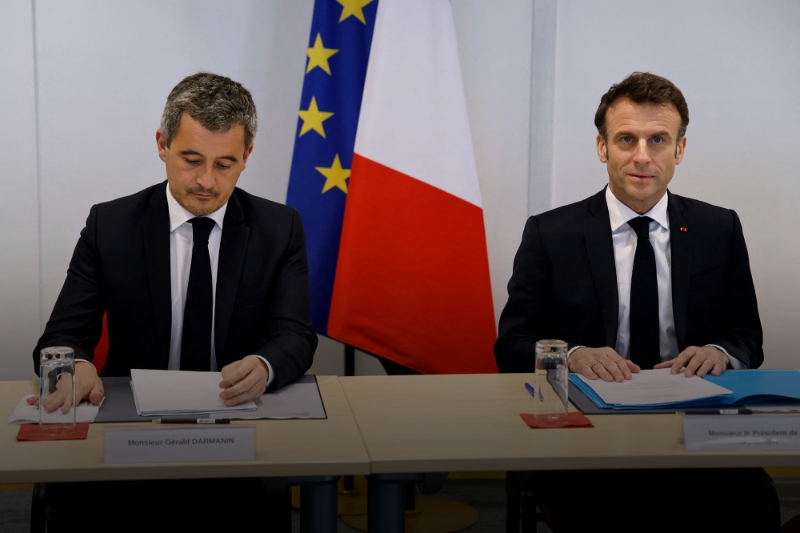 Le ministre de l'intérieur Gérald Darmanin et le président Emmanuel Macron le 14 mars 2023, à Paris.