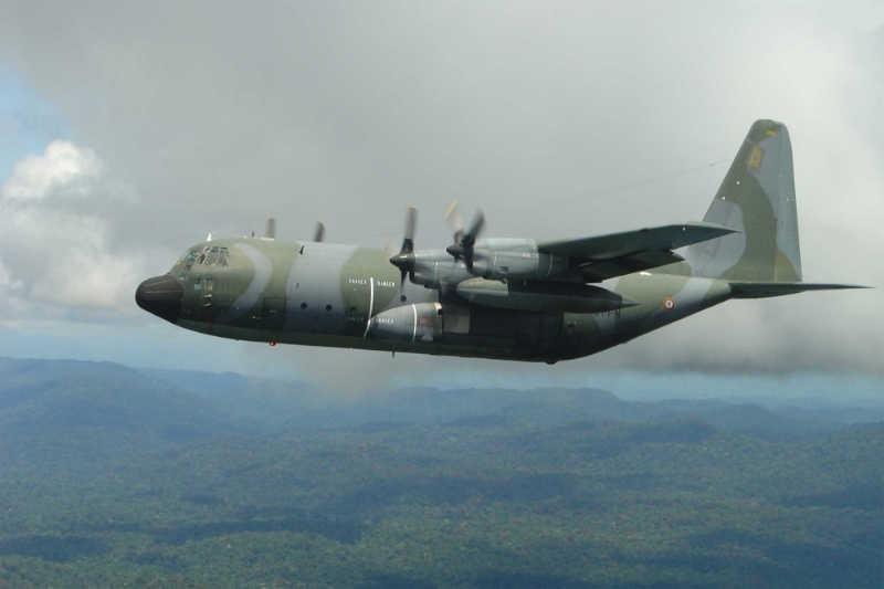 Un avion militaire français Hercules C-130 survolant la forêt gabonaise.
